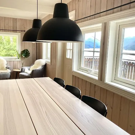 - Faleide -hytte Med Fjord Og Fjell Utsikt