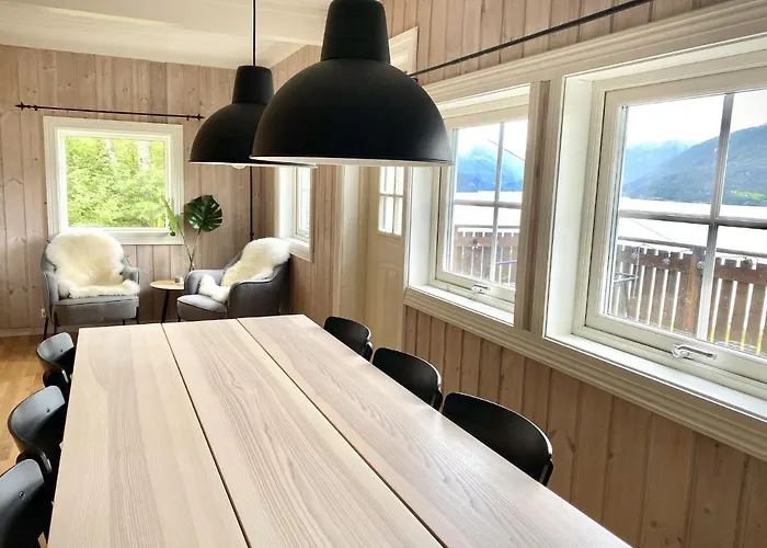 - Faleide -hytte Med Fjord Og Fjell Utsikt