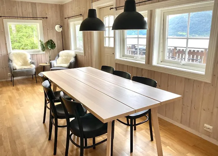 - Faleide -hytte Med Fjord Og Fjell Utsikt Dom wakacyjny Stryn